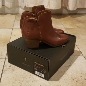 Frye Judith Zip Bottie